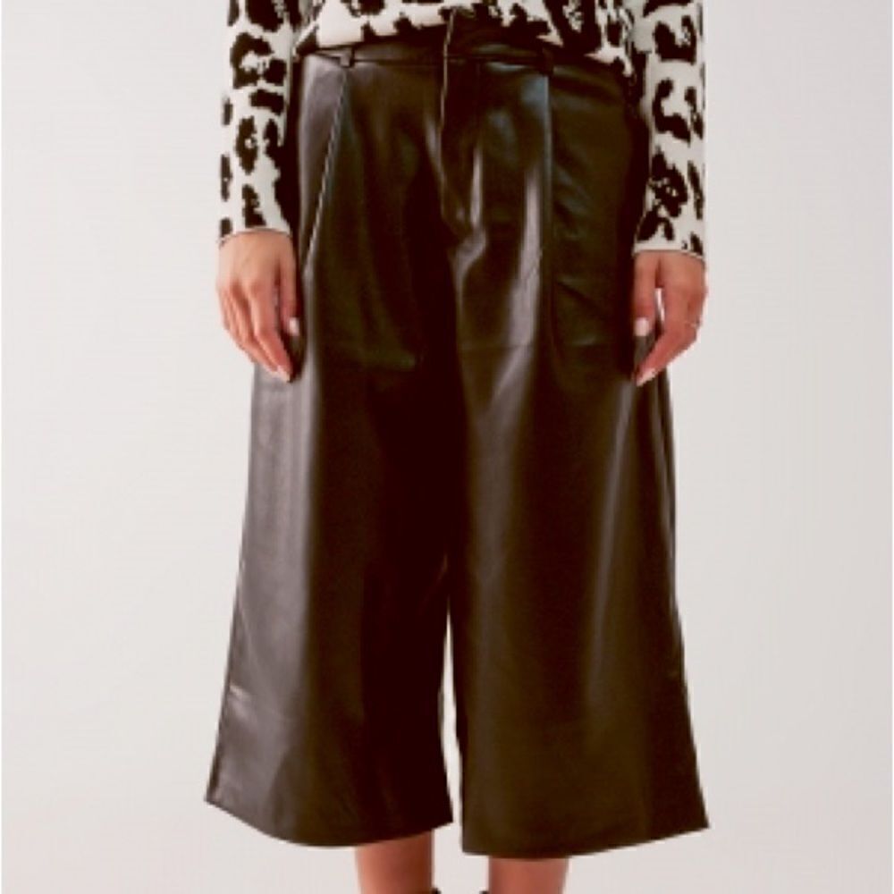 New Q2 Black Wide Leg Crop Vegan Leather Pants - Picture 10 of 12